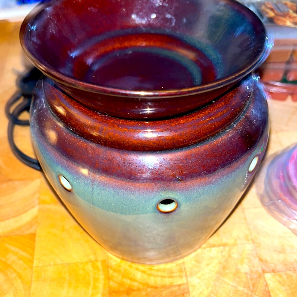 EUC! Scentsy Original Clay Wax Warmer with 1 Scentsy Bar and 2 B& Bodywork’s wax